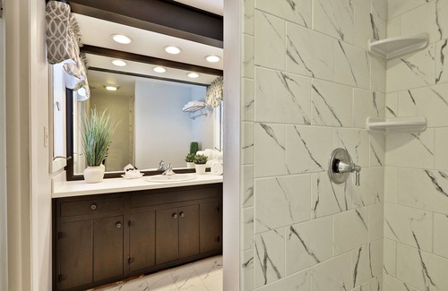 Killington Cabin | The Birch Ridge: Lace Room #3 - Queen Suite in Renovated Killington Lodge. Hot tubs.