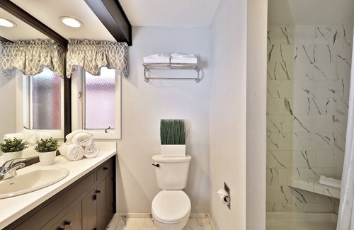Killington Cabin | The Birch Ridge: Lace Room #3 - Queen Suite in Renovated Killington Lodge. Hot tubs.