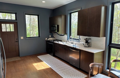 Blacksburg House | The Bird House - Brand new, 3.5 miles from VT, Privacy, Tile Shower, King bed.