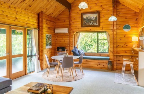 Takaka House | The Birds Nest - Cosy Chalet