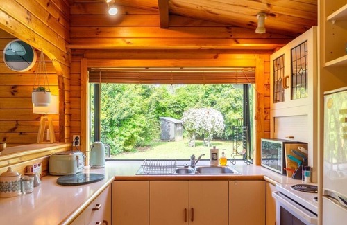 Takaka House | The Birds Nest - Cosy Chalet