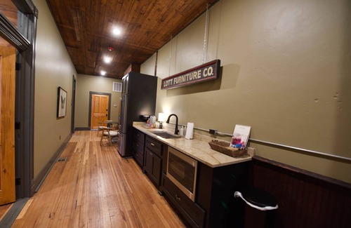 Laurel Apartment | The Birmingham Room- The Buzzard's Roost Inn