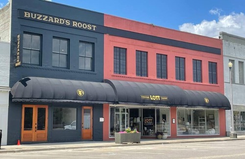 Laurel Apartment | The Birmingham Room- The Buzzard's Roost Inn