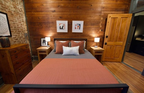 Laurel Hotel | The Birmingham Room- The Buzzard's Roost Inn