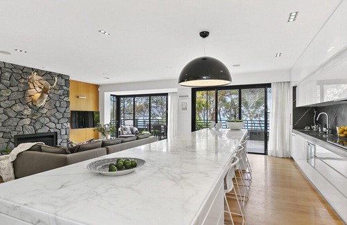 Lorne House | The Black House - Front Row, WIFI, Luxury