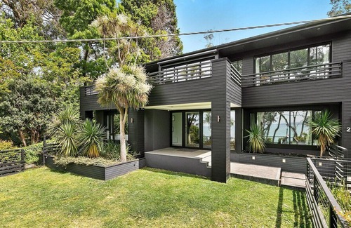 Lorne House | The Black House - Front Row, WIFI, Luxury
