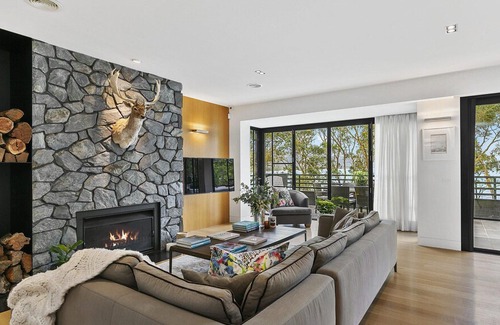 Lorne House | The Black House - Front Row, WIFI, Luxury