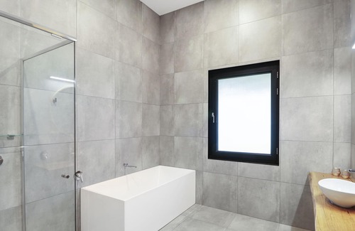 Goughs Bay House | The Black Lambe - Luxury Escape in Mansfield