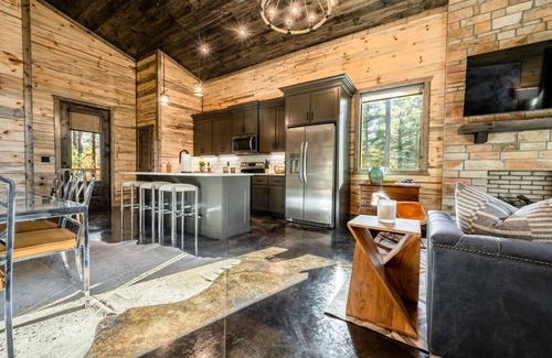 Pickens Cabin | The Blaylock Cabin, 2 King, Hot Tub, Pet Friendly!