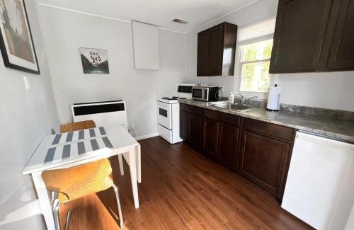 Bloomfield House | The Bloomfield: Westlake Couple's Cottage