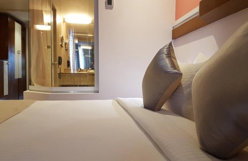 Kakkanad Hotel | The Blooms Cochin