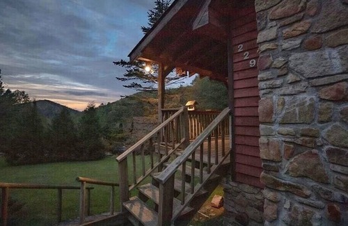 Blowing Rock Cabin | The Blowing Rock Cabin. It’s the Location! 4BR/2BA 5 mins to Main St Clean/Quiet
