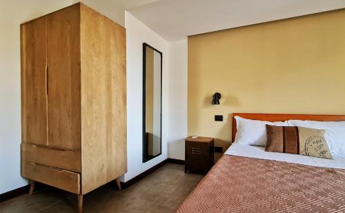 Bagheria Apartment | The blue and red rooms