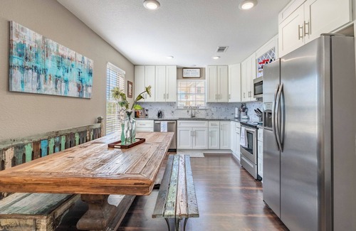 Higden House | “The Blue Bungalow” Great location RV hookup addon
