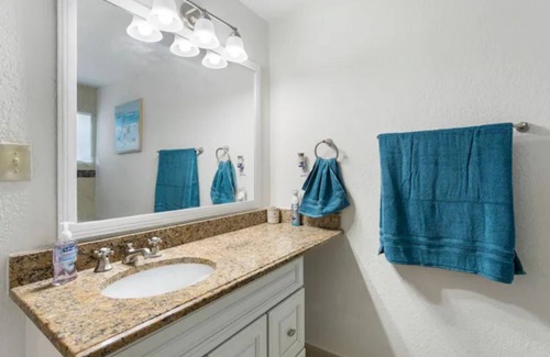 Pinellas Park House | The Blue Bungalow. 3B 2B home. Close to Beaches