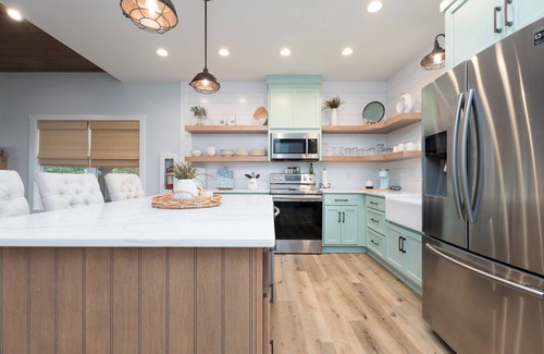 Scottsville House | The Blue Cat: Family-Friendly Luxury Lakefront Retreat w/Fire Pit, Sunset Views