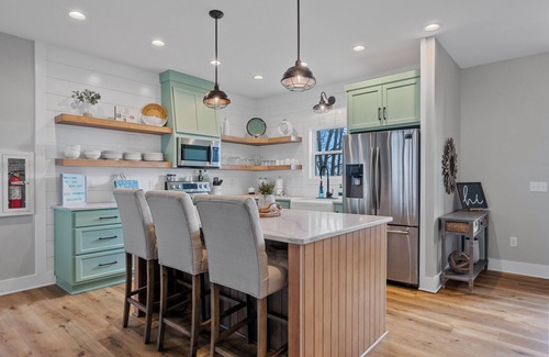 Scottsville House | The Blue Cat: Family-Friendly Luxury Lakefront Retreat w/Fire Pit, Sunset Views