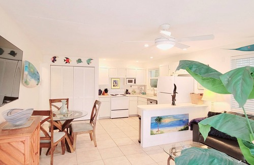 Ormond Beach Cottage | The Blue Dolphin Beach Cottage - Bring your bathing suit and your pup!