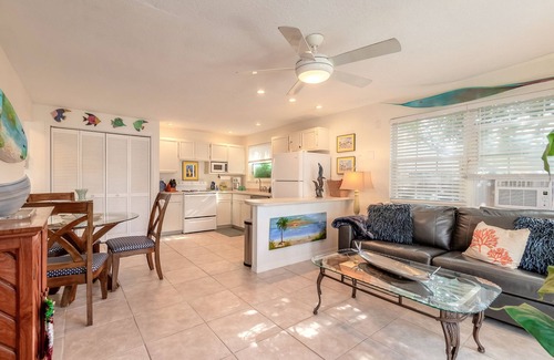 Ormond Beach Cottage | The Blue Dolphin Beach Cottage - Bring your bathing suit and your pup!