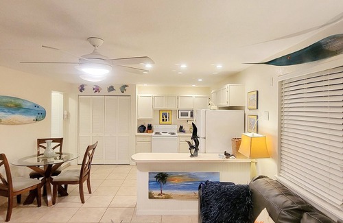 Ormond Beach Cottage | The Blue Dolphin Beach Cottage - Bring your bathing suit and your pup!