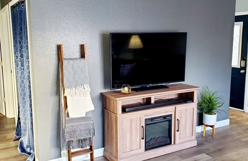 Hudson Apartment | | The Blue Door | 5 mins from Downtown Hudson |