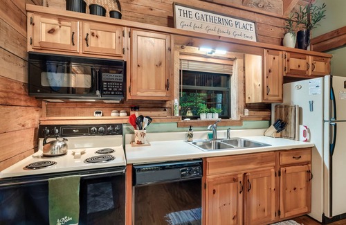Townsend Cabin | The Blue Door Cabin: Charming, All-Wood w/Screened-in Porches - quiet & relaxing