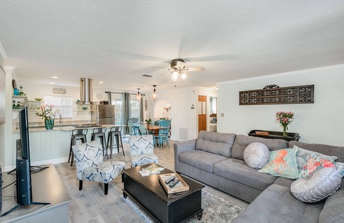 Seacoast Shores House | The Blue Fin Bungalow- Coastal Comfort & Beauty. 1 Block to the Beach -Sleeps 10