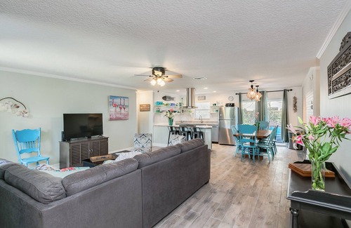 Seacoast Shores House | The Blue Fin Bungalow- Coastal Comfort & Beauty. 1 Block to the Beach -Sleeps 10