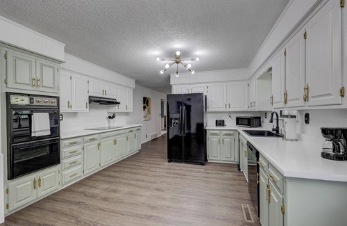 Leawood House | The Blue Heron: Spacious Retreat Mins off I-44