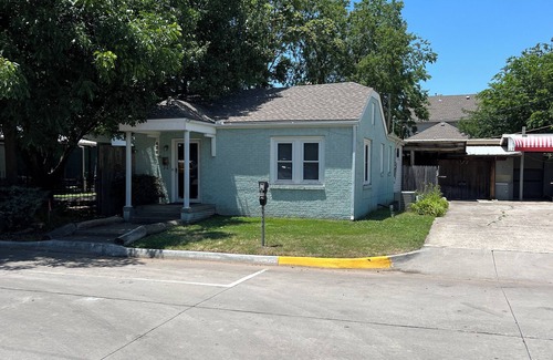 Norman House | The Blue House on Campus Corner! Awesome tailgating area and 2 bedroom!