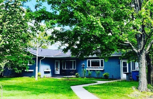 Jay House | The Blue Jay Lodge