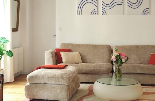 Quartier de la Folie-Mericourt Apartment | The Blue Light Home