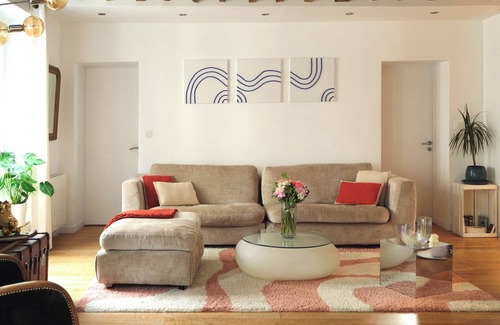 Quartier de la Folie-Mericourt Apartment | The Blue Light Home