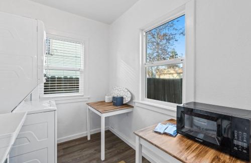 Sacramento House | The Blue Oasis By The River