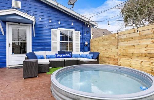 Galveston House | The Blue Oasis With Handicap Ramp Access Dog Friendly & Cowboy Pool