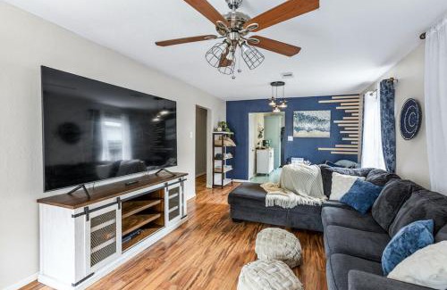 Galveston House | The Blue Oasis With Handicap Ramp Access Dog Friendly & Cowboy Pool