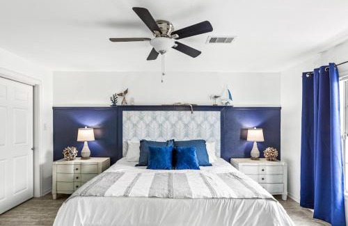Galveston House | The Blue Oasis With Handicap Ramp Access Dog Friendly & Cowboy Pool