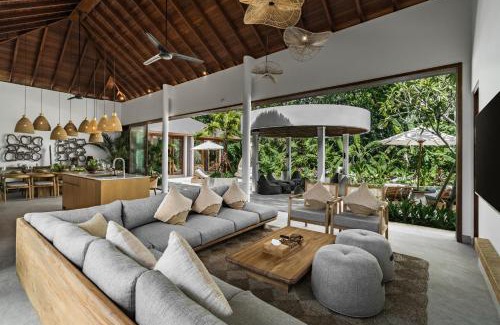 Singakerta Villa | The Blue Parrot Villa by BaliSuperHost