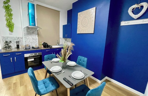 Hull House | The Blue Retreat 3 Bed House Minutes away from town with Free Parking