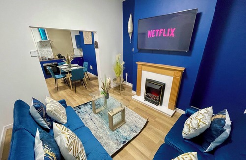Hull House | The Blue Retreat 3 Bed House Minutes away from town with Free Parking
