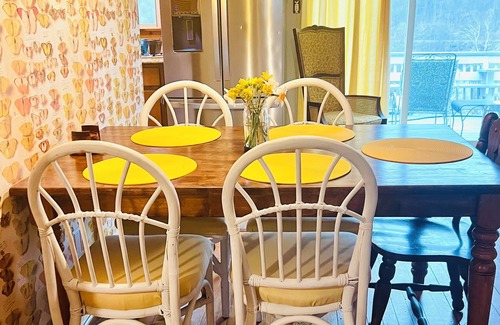 New River House | The Blue Ridge Bungalow- 3BR 2BA, hot tub with panoramic views, dog-friendly.