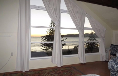 Paraparaumu House | THE BLUE TRIANGLE - two storey sunny bach