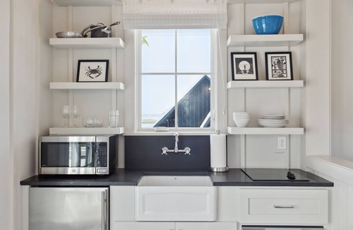 Johns Island House | “The Bluebird” (3049 Southerly Way) 2 person creekside bungalow at Kiawah River * EV Charger ~