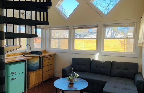 Westwood Place Cabin | The Bluebird- A Cute, Cozy Tiny House, 5 mins to Downtown Asheville