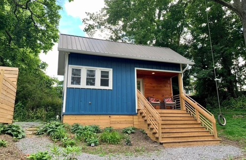 Westwood Place Cabin | The Bluebird- A Cute, Cozy Tiny House, 5 mins to Downtown Asheville
