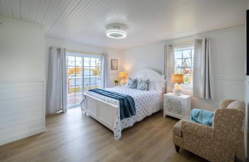 Brigus Junction House | The Bluebird Cottage Lake Front 4bdrms
