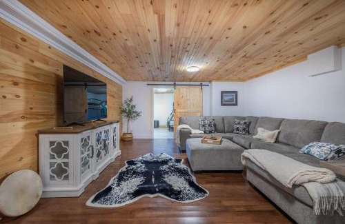 Brigus Junction House | The Bluebird Cottage Lake Front 4bdrms