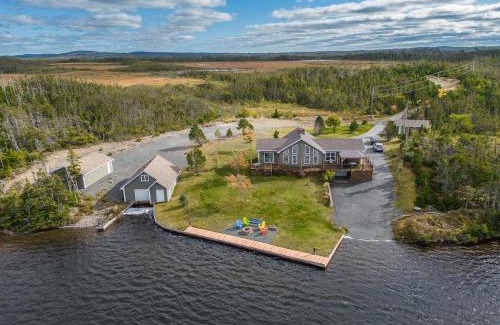 Brigus Junction House | The Bluebird Cottage Lake Front 4bdrms
