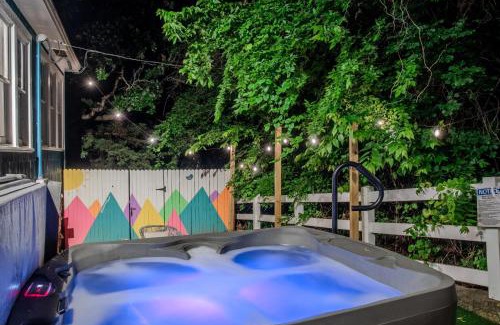 Davis House | The Bluebird Cottage Style Cabin with Hot Tub near Turner Falls and Casinos
