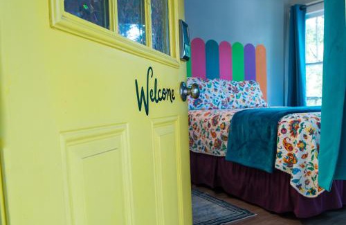 Davis House | The Bluebird Cottage Style Cabin with Hot Tub near Turner Falls and Casinos